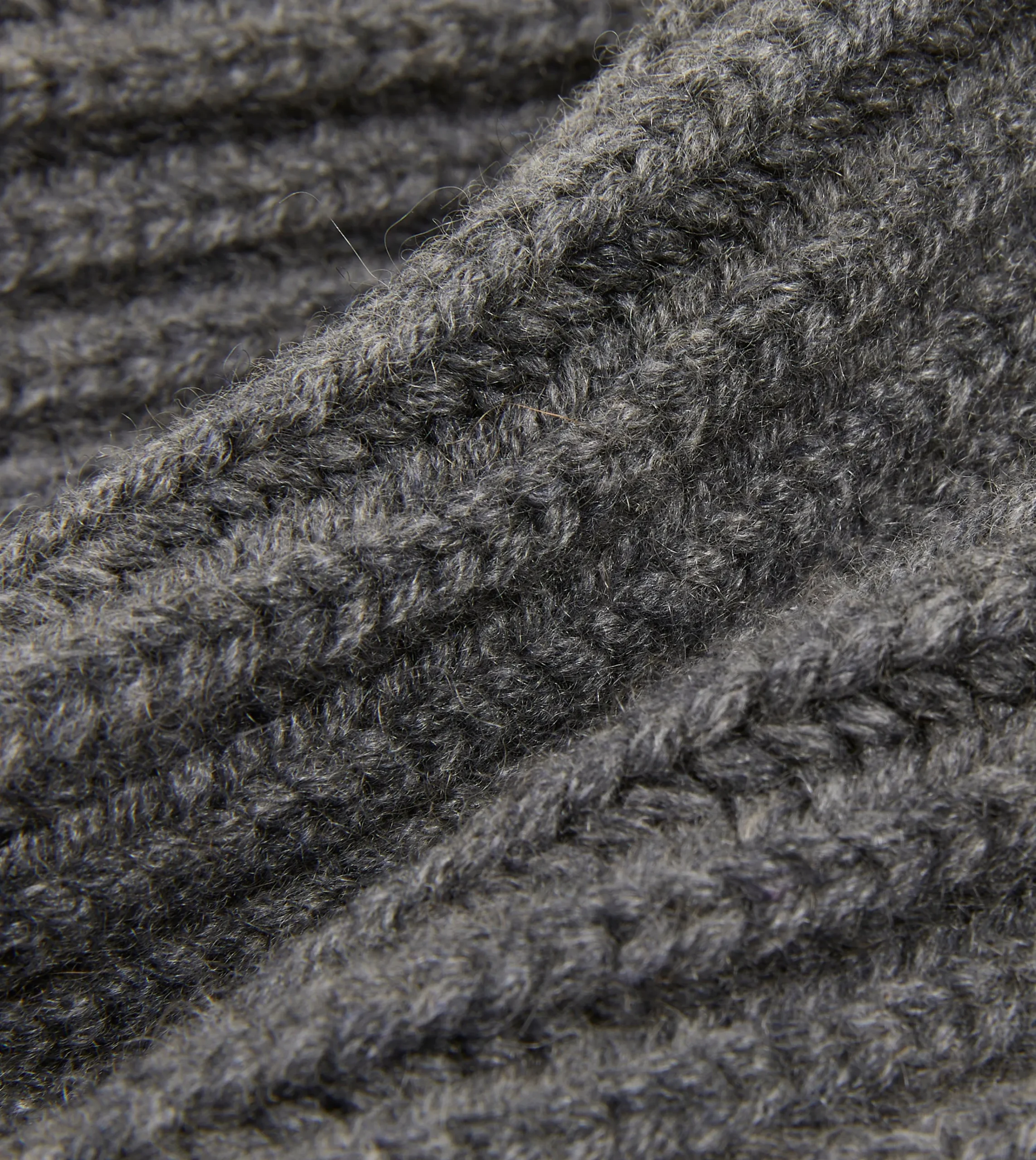 Drake’s Charcoal Cashmere Ribbed Knit Cap